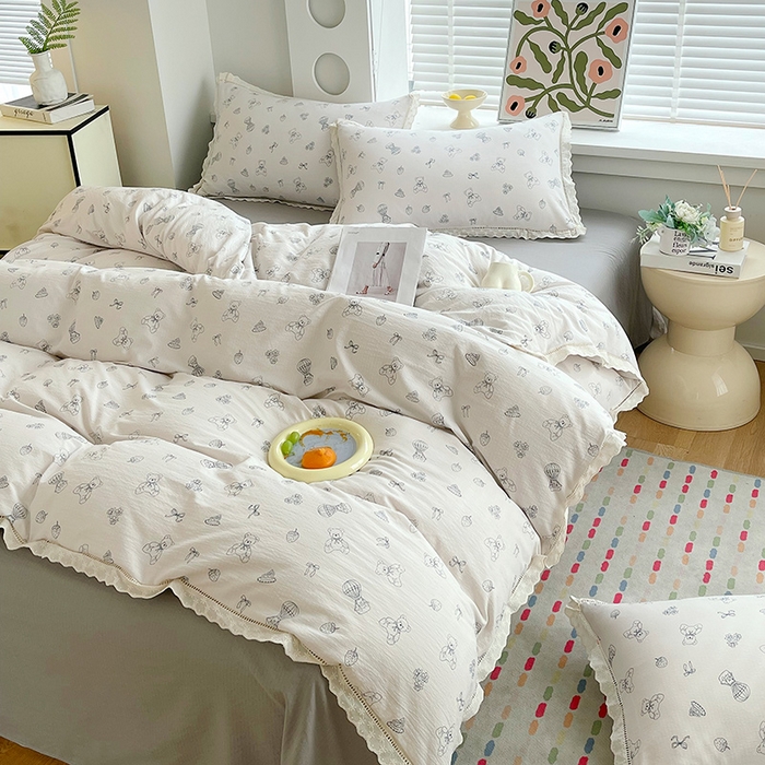 91家纺网 家纺一手货源 找家纺 雨彤家纺 2025新款A类高克重云感皱皱双层纱全棉镂空花边款法式四件套-床拍图 蛋糕熊