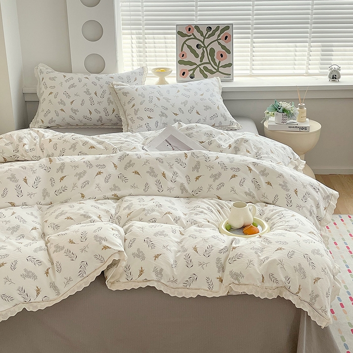 91家纺网 家纺一手货源 找家纺 雨彤家纺 2025新款A类高克重云感皱皱双层纱全棉镂空花边款法式四件套-床拍图 宝拉