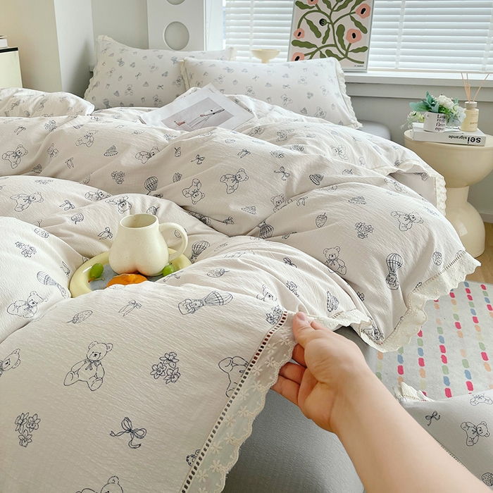 91家纺网 家纺一手货源 找家纺 雨彤家纺 2025新款A类高克重云感皱皱双层纱全棉镂空花边款法式四件套-床拍图 蛋糕熊