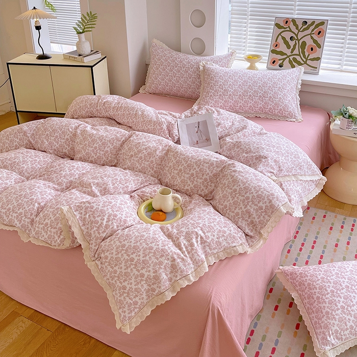 91家纺网 家纺一手货源 找家纺 雨彤家纺 2025新款A类高克重云感皱皱双层纱全棉镂空花边款法式四件套-床拍图 云槿香