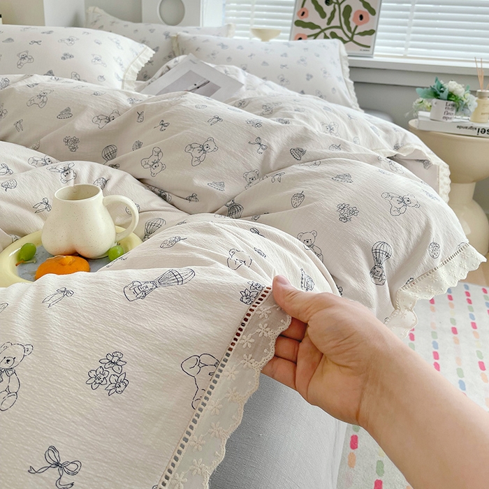 91家纺网 家纺一手货源 找家纺 雨彤家纺 2025新款A类高克重云感皱皱双层纱全棉镂空花边款法式四件套-床拍图 蛋糕熊