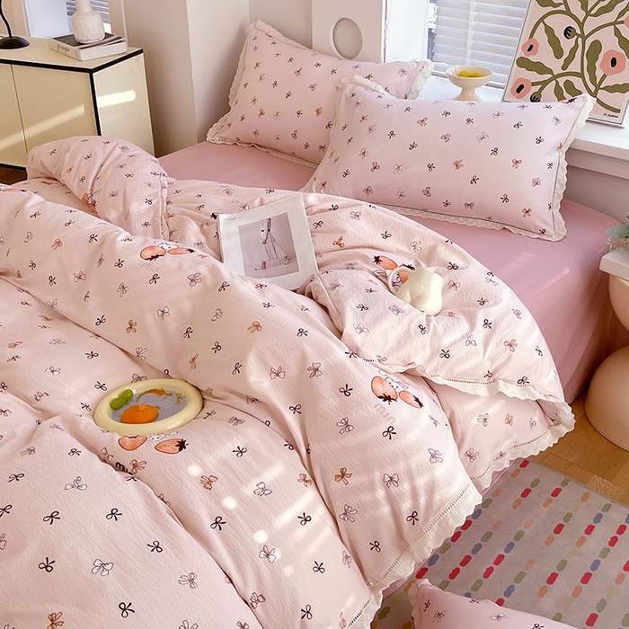 91家纺网 家纺一手货源 找家纺 雨彤家纺 2025新款A类高克重云感皱皱双层纱全棉镂空花边款法式四件套-床拍图 春花-粉