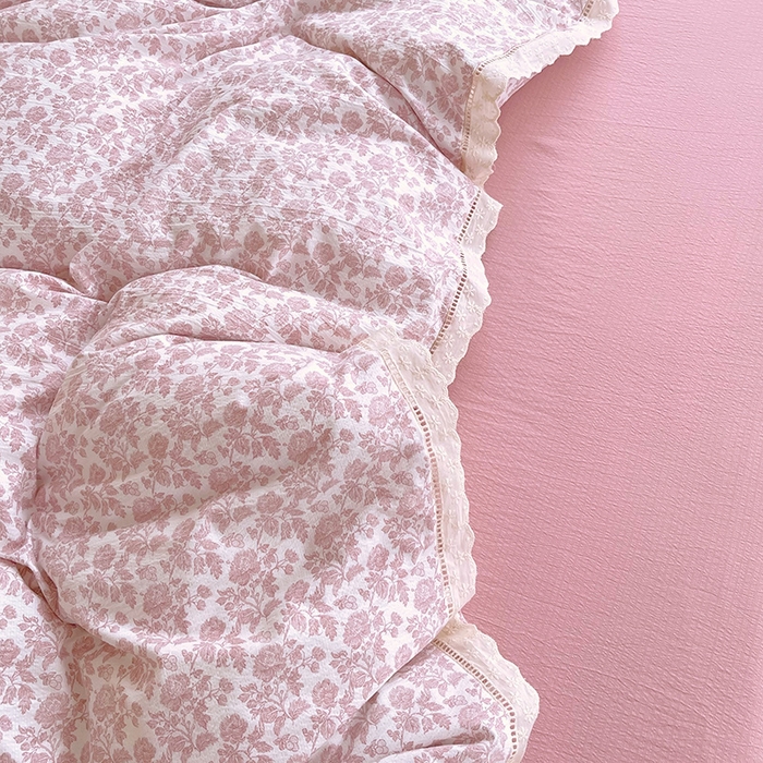 91家纺网 家纺一手货源 找家纺 雨彤家纺 2025新款A类高克重云感皱皱双层纱全棉镂空花边款法式四件套-床拍图 云槿香