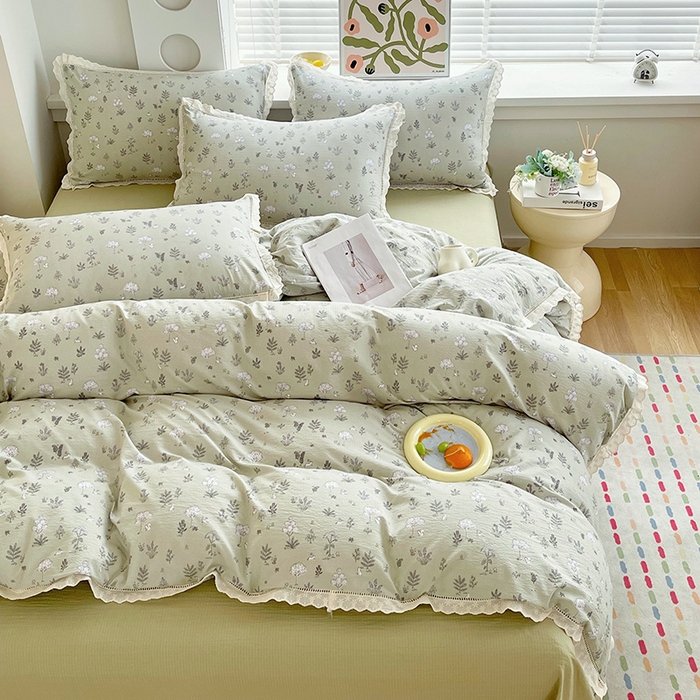 91家纺网 家纺一手货源 找家纺 雨彤家纺 2025新款A类高克重云感皱皱双层纱全棉镂空花边款法式四件套-床拍图 甜蜜花房