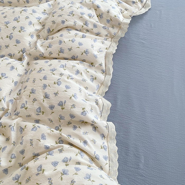 91家纺网 家纺一手货源 找家纺 雨彤家纺 2025新款A类高克重云感皱皱双层纱全棉镂空花边款法式四件套-床拍图 浪漫定义