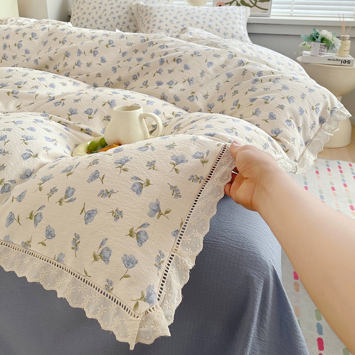 91家纺网 家纺一手货源 找家纺 雨彤家纺 2025新款A类高克重云感皱皱双层纱全棉镂空花边款法式四件套-床拍图 浪漫定义