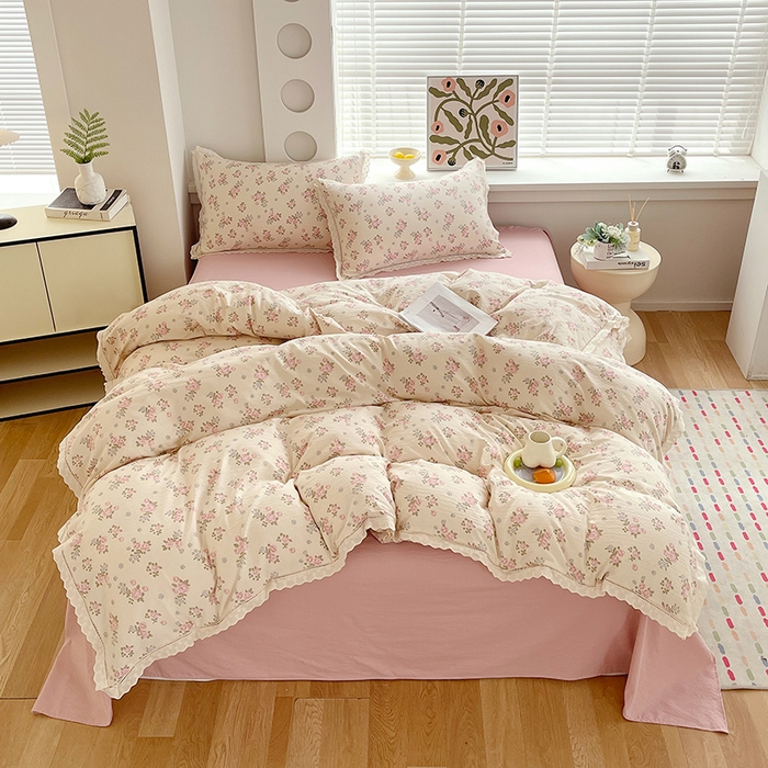 91家纺网 家纺一手货源 找家纺 雨彤家纺 2025新款A类高克重云感皱皱双层纱全棉镂空花边款法式四件套-床拍图 望夏花艺