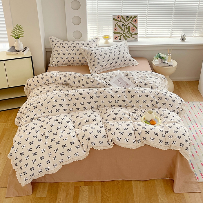 91家纺网 家纺一手货源 找家纺 雨彤家纺 2025新款A类高克重云感皱皱双层纱全棉镂空花边款法式四件套-床拍图 相伴-米