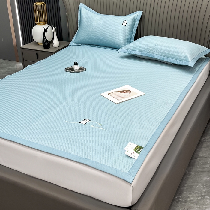 91家纺网 家纺一手货源 找家纺 瑞兴纺 2025新款高分子PE软凉席绣花款床单款 绣花床单款-竹林熊猫-蓝