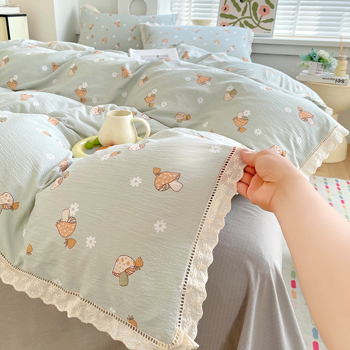 91家纺网 家纺一手货源 找家纺 雨彤家纺 2025新款A类高克重云感皱皱双层纱全棉镂空花边款法式四件套-床拍图 浅忆