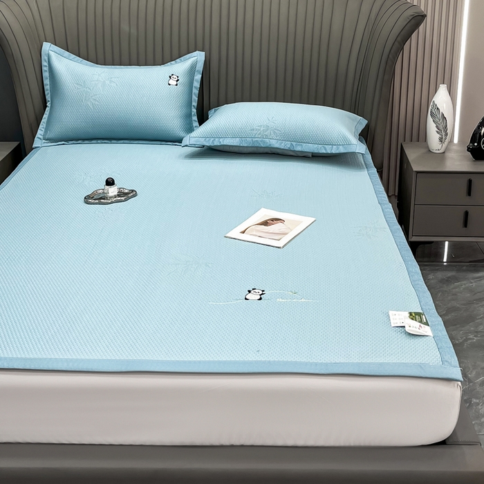91家纺网 家纺一手货源 找家纺 瑞兴纺 2025新款高分子PE软凉席绣花款床单款 绣花床单款-竹林熊猫-蓝