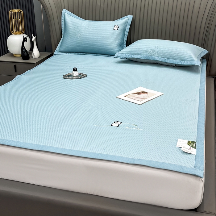 91家纺网 家纺一手货源 找家纺 瑞兴纺 2025新款高分子PE软凉席绣花款床单款 绣花床单款-竹林熊猫-蓝