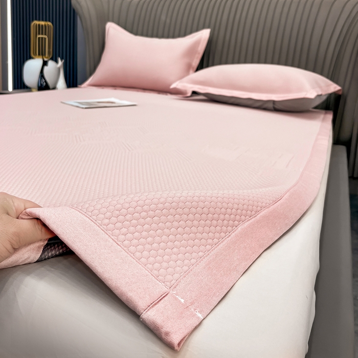 91家纺网 家纺一手货源 找家纺 瑞兴纺 2025新款高分子PE软凉席绣花款床单款 床单款-路易威-粉