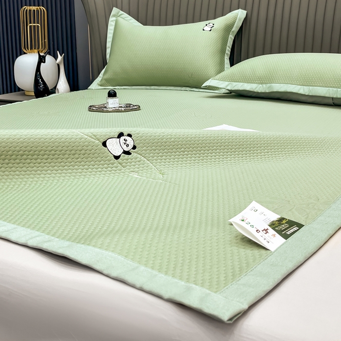 91家纺网 家纺一手货源 找家纺 瑞兴纺 2025新款高分子PE软凉席绣花款床单款 绣花床单款-竹林熊猫-绿