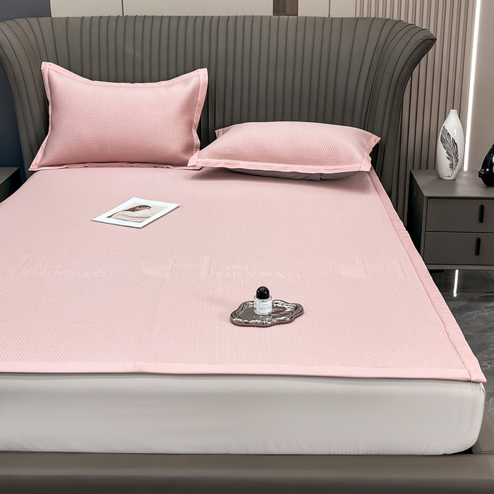 91家纺网 家纺一手货源 找家纺 瑞兴纺 2025新款高分子PE软凉席绣花款床单款 床单款-路易威-粉