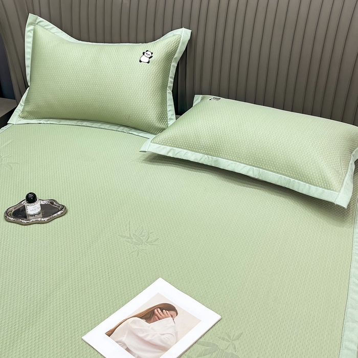 91家纺网 家纺一手货源 找家纺 瑞兴纺 2025新款高分子PE软凉席绣花款床单款 绣花床单款-竹林熊猫-绿