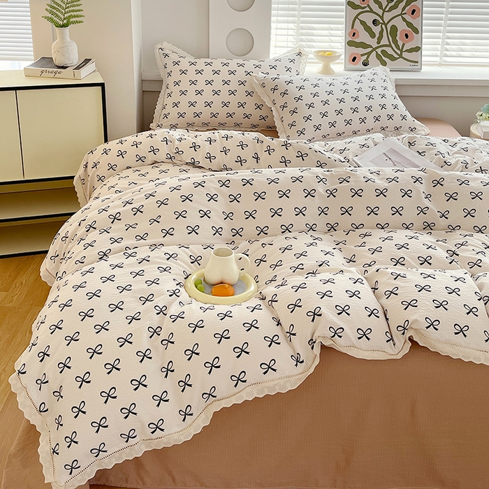 91家纺网 家纺一手货源 找家纺 雨彤家纺 2025新款A类高克重云感皱皱双层纱全棉镂空花边款法式四件套-床拍图 相伴-米