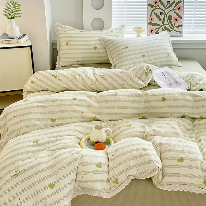 91家纺网 家纺一手货源 找家纺 雨彤家纺 2025新款A类高克重云感皱皱双层纱全棉镂空花边款法式四件套-床拍图 可心-绿