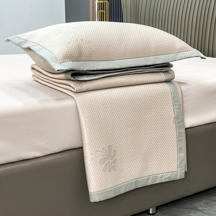 91家纺网 家纺一手货源 找家纺 瑞兴纺 2025新款高分子PE软凉席绣花款床单款 床单款-花之语-奶白