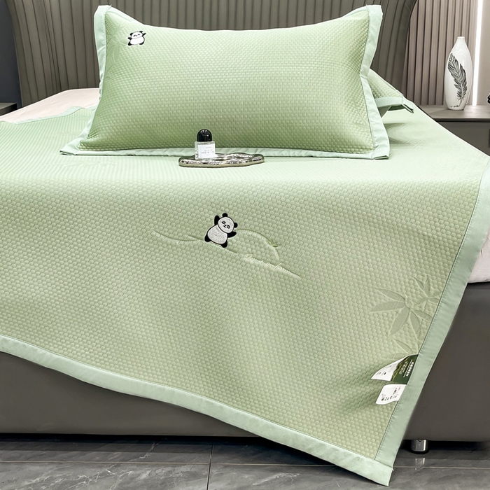 91家纺网 家纺一手货源 找家纺 瑞兴纺 2025新款高分子PE软凉席绣花款床单款 绣花床单款-竹林熊猫-绿