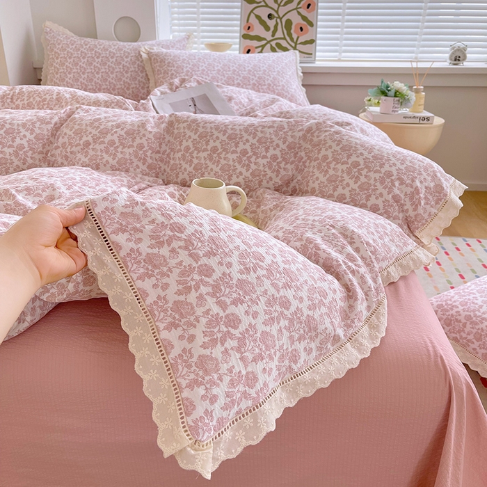 91家纺网 家纺一手货源 找家纺 雨彤家纺 2025新款A类高克重云感皱皱双层纱全棉镂空花边款法式四件套-床拍图 云槿香