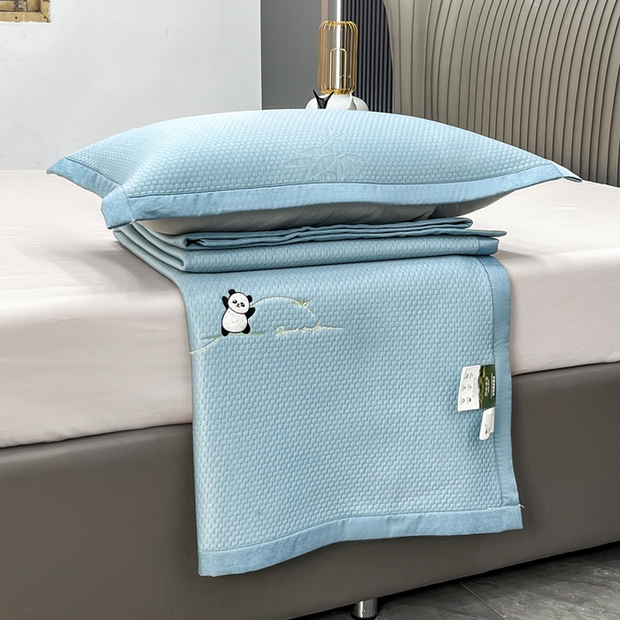 91家纺网 家纺一手货源 找家纺 瑞兴纺 2025新款高分子PE软凉席绣花款床单款 绣花床单款-竹林熊猫-蓝