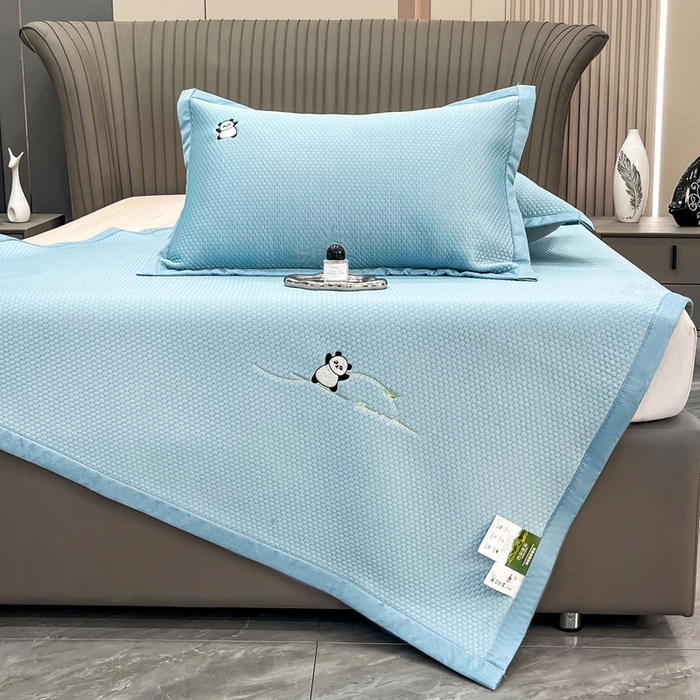 91家纺网 家纺一手货源 找家纺 瑞兴纺 2025新款高分子PE软凉席绣花款床单款 绣花床单款-竹林熊猫-蓝