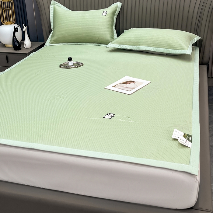 91家纺网 家纺一手货源 找家纺 瑞兴纺 2025新款高分子PE软凉席绣花款床单款 绣花床单款-竹林熊猫-绿