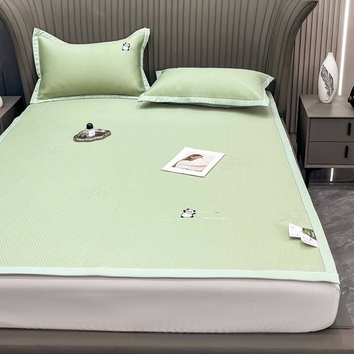 91家纺网 家纺一手货源 找家纺 瑞兴纺 2025新款高分子PE软凉席绣花款床单款 绣花床单款-竹林熊猫-绿