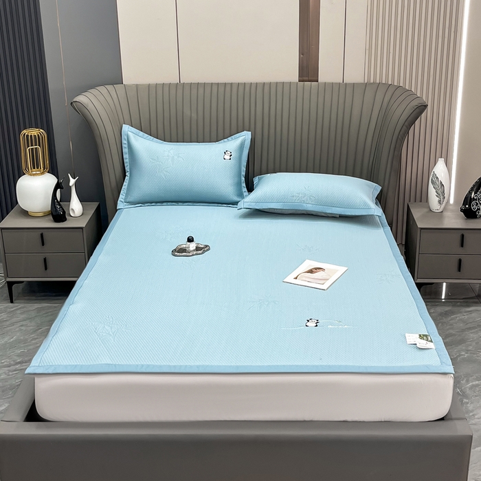 91家纺网 家纺一手货源 找家纺 瑞兴纺 2025新款高分子PE软凉席绣花款床单款 绣花床单款-竹林熊猫-蓝