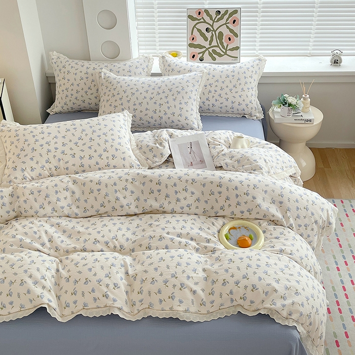 91家纺网 家纺一手货源 找家纺 雨彤家纺 2025新款A类高克重云感皱皱双层纱全棉镂空花边款法式四件套-床拍图 浪漫定义