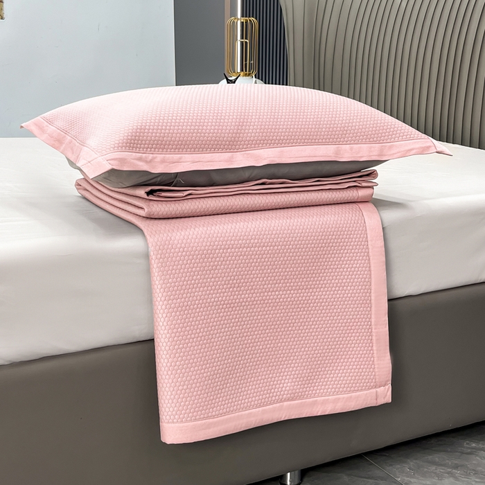 91家纺网 家纺一手货源 找家纺 瑞兴纺 2025新款高分子PE软凉席绣花款床单款 床单款-路易威-粉