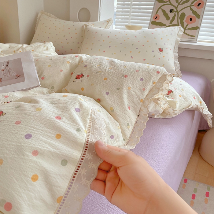 91家纺网 家纺一手货源 找家纺 雨彤家纺 2025新款A类高克重云感皱皱双层纱全棉镂空花边款法式四件套-床拍图 彩色的梦