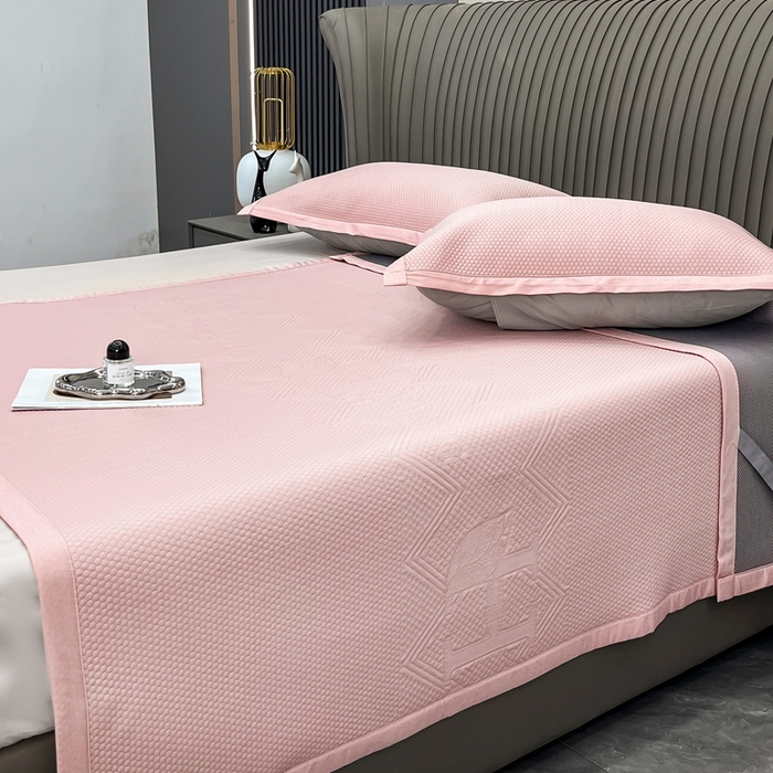 91家纺网 家纺一手货源 找家纺 瑞兴纺 2025新款高分子PE软凉席绣花款床单款 床单款-路易威-粉