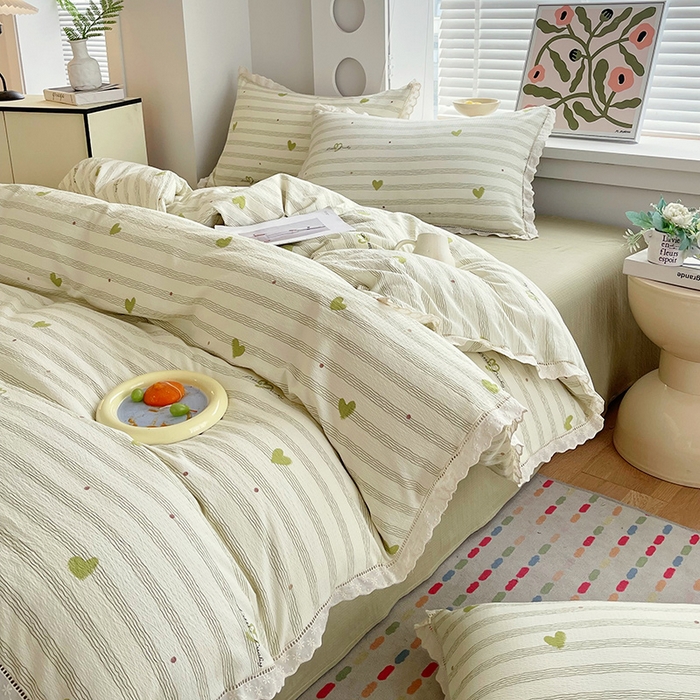 91家纺网 家纺一手货源 找家纺 雨彤家纺 2025新款A类高克重云感皱皱双层纱全棉镂空花边款法式四件套-床拍图 可心-绿