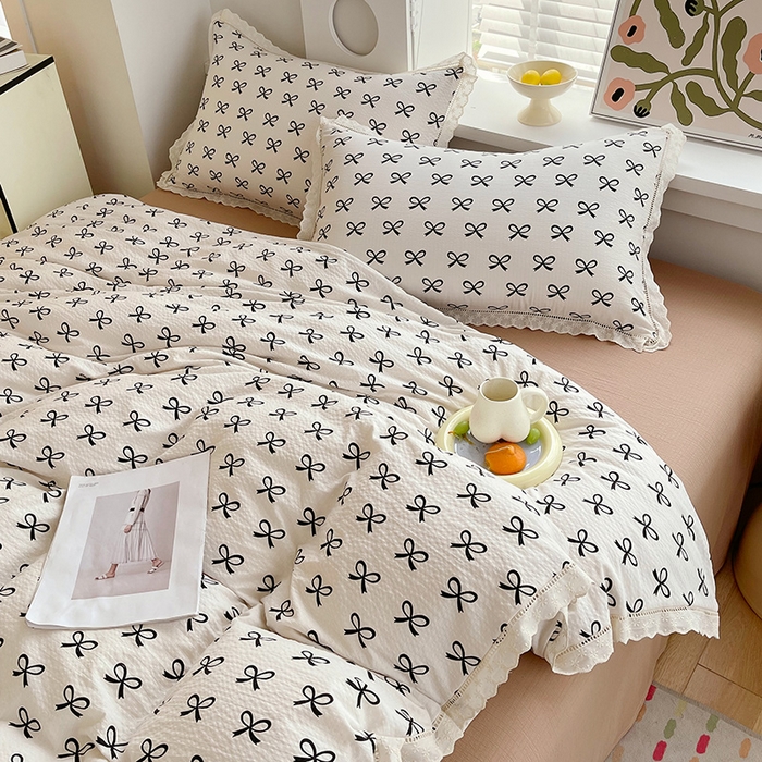 91家纺网 家纺一手货源 找家纺 雨彤家纺 2025新款A类高克重云感皱皱双层纱全棉镂空花边款法式四件套-床拍图 相伴-米