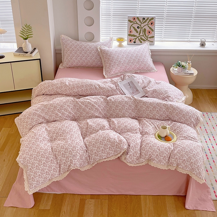 91家纺网 家纺一手货源 找家纺 雨彤家纺 2025新款A类高克重云感皱皱双层纱全棉镂空花边款法式四件套-床拍图 云槿香