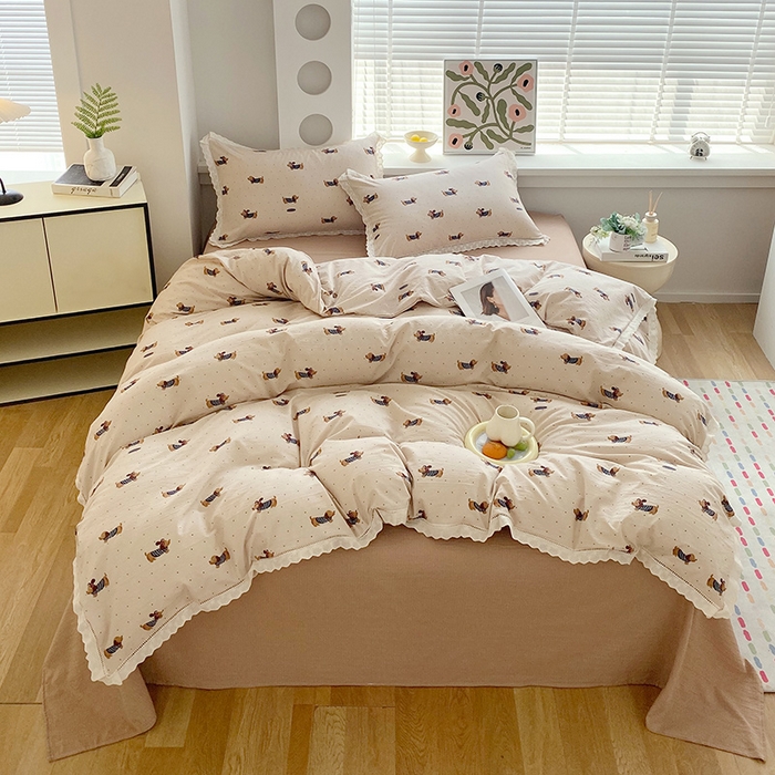 91家纺网 家纺一手货源 找家纺 雨彤家纺 2025新款A类高克重云感皱皱双层纱全棉镂空花边款法式四件套-床拍图 腊肠狗