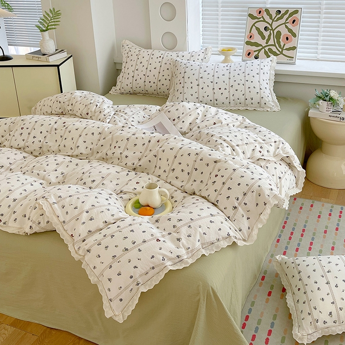 91家纺网 家纺一手货源 找家纺 雨彤家纺 2025新款A类高克重云感皱皱双层纱全棉镂空花边款法式四件套-床拍图 浮梦