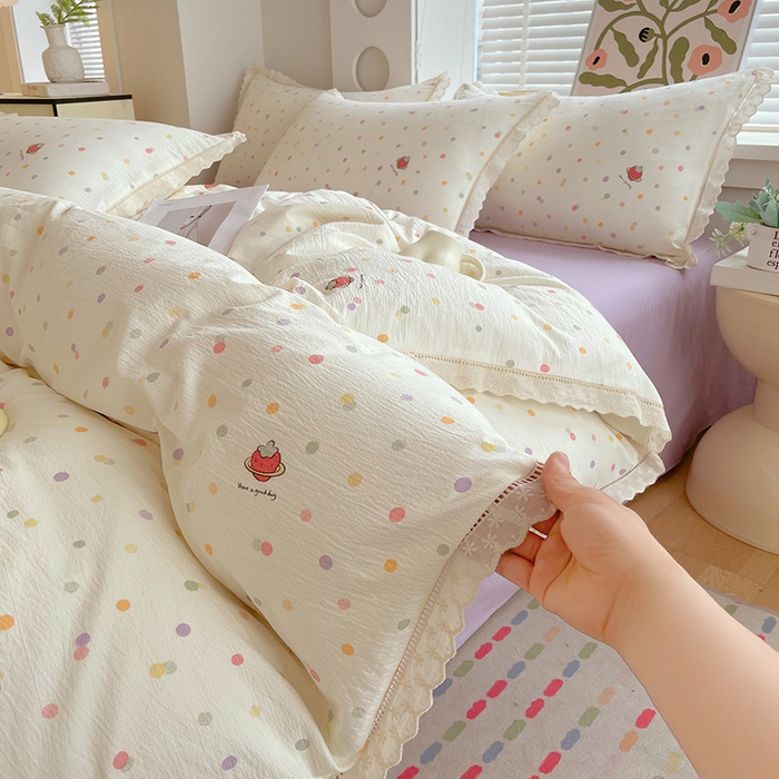 91家纺网 家纺一手货源 找家纺 雨彤家纺 2025新款A类高克重云感皱皱双层纱全棉镂空花边款法式四件套-床拍图 彩色的梦