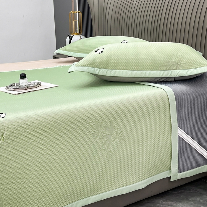 91家纺网 家纺一手货源 找家纺 瑞兴纺 2025新款高分子PE软凉席绣花款床单款 绣花床单款-竹林熊猫-绿