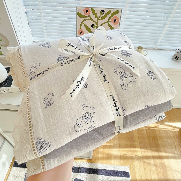 91家纺网 家纺一手货源 找家纺 雨彤家纺 2025新款A类高克重云感皱皱双层纱全棉镂空花边款法式四件套-叠拍图 蛋糕熊