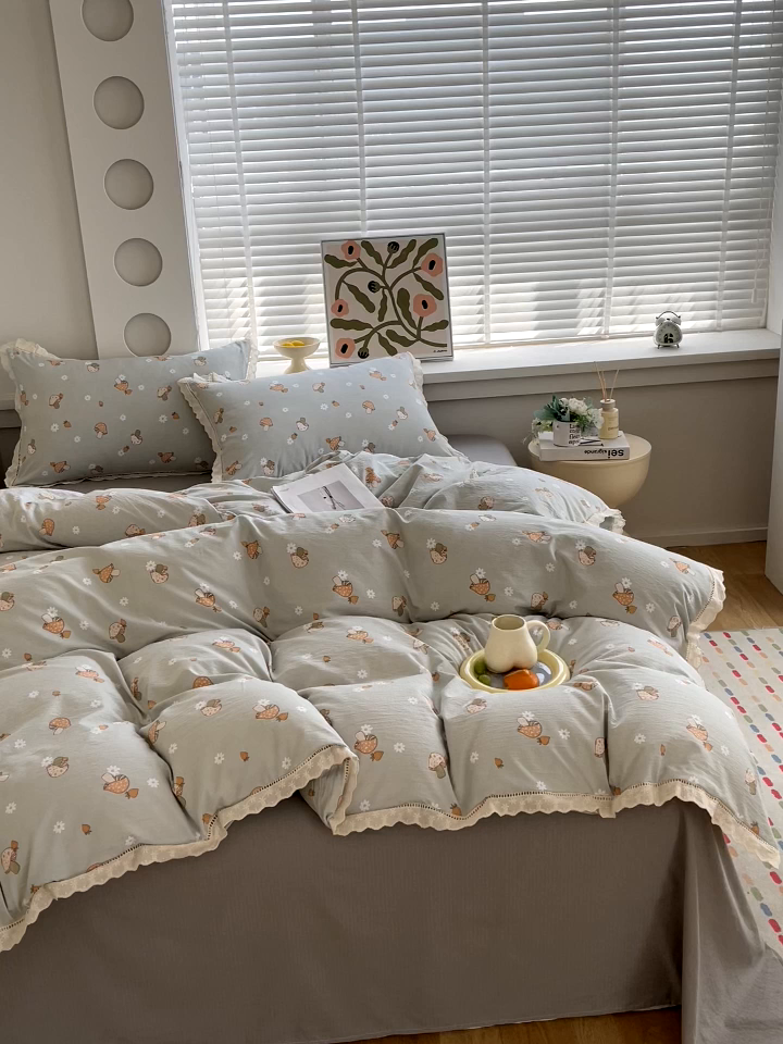 91家纺网 家纺一手货源 找家纺 雨彤家纺 2025新款A类高克重云感皱皱双层纱全棉镂空花边款法式四件套-床拍图 浅忆