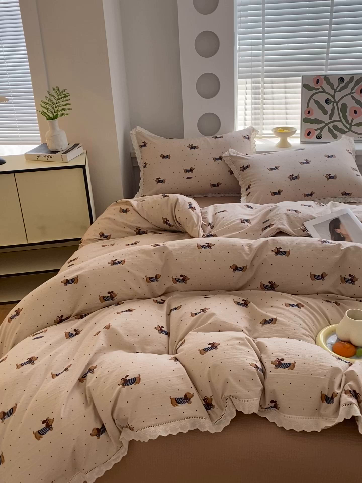 91家纺网 家纺一手货源 找家纺 雨彤家纺 2025新款A类高克重云感皱皱双层纱全棉镂空花边款法式四件套-叠拍图 腊肠狗