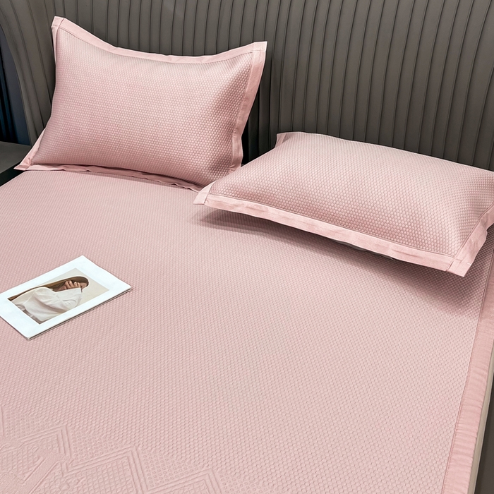 91家纺网 家纺一手货源 找家纺 瑞兴纺 2025新款高分子PE软凉席绣花款床单款 床单款-路易威-粉