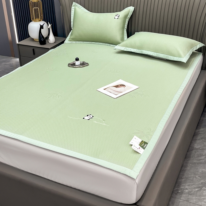 91家纺网 家纺一手货源 找家纺 瑞兴纺 2025新款高分子PE软凉席绣花款床单款 绣花床单款-竹林熊猫-绿