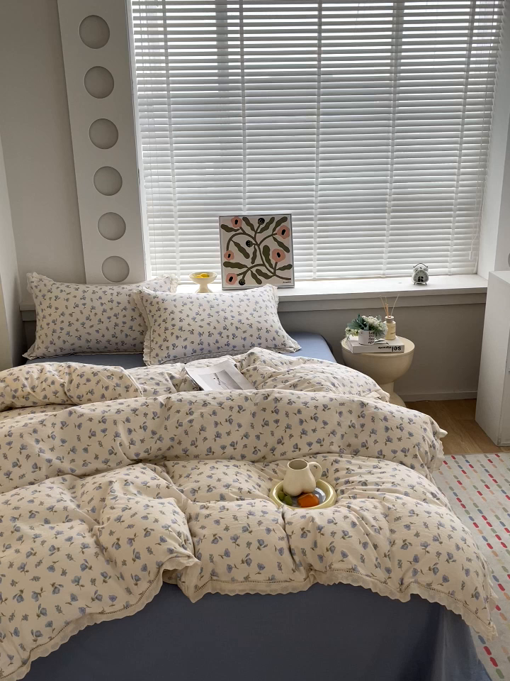 91家纺网 家纺一手货源 找家纺 雨彤家纺 2025新款A类高克重云感皱皱双层纱全棉镂空花边款法式四件套-叠拍图 浪漫定义