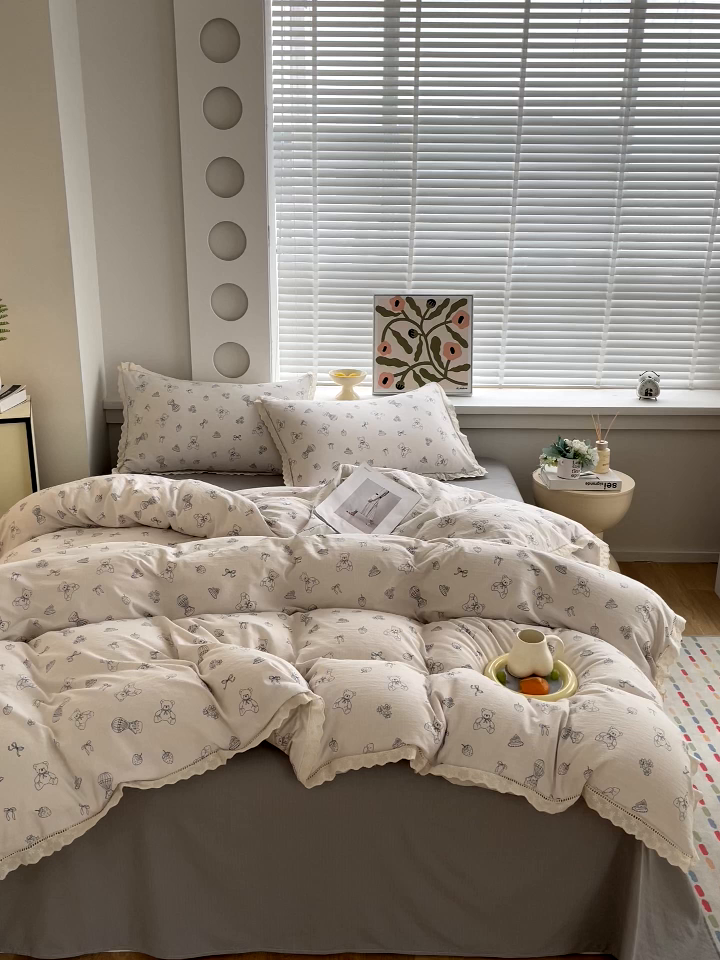 91家纺网 家纺一手货源 找家纺 雨彤家纺 2025新款A类高克重云感皱皱双层纱全棉镂空花边款法式四件套-叠拍图 蛋糕熊