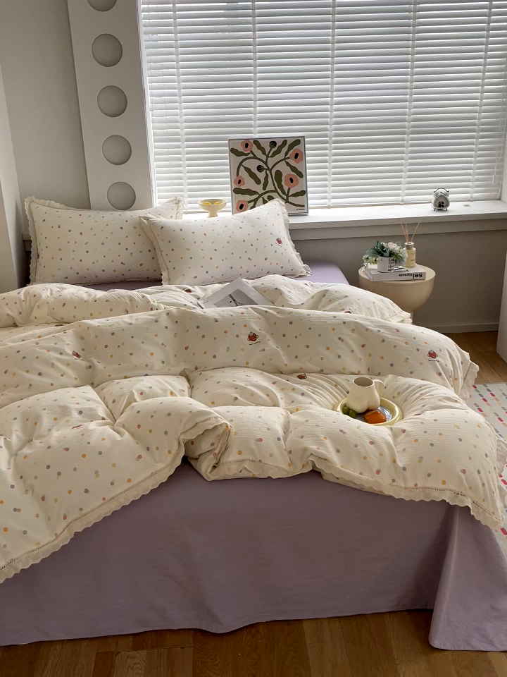 91家纺网 家纺一手货源 找家纺 雨彤家纺 2025新款A类高克重云感皱皱双层纱全棉镂空花边款法式四件套-床拍图 彩色的梦