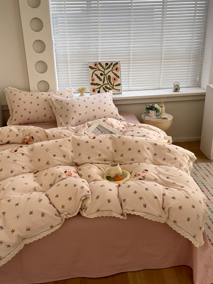 91家纺网 家纺一手货源 找家纺 雨彤家纺 2025新款A类高克重云感皱皱双层纱全棉镂空花边款法式四件套-床拍图 春花-粉